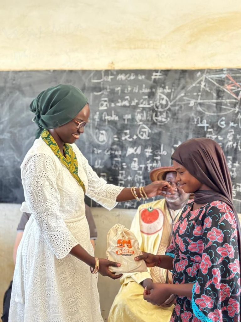 Mme la Directrice Exécutive de AMFE Sénégal, Woppa Diallo qui remet un kit à une élève