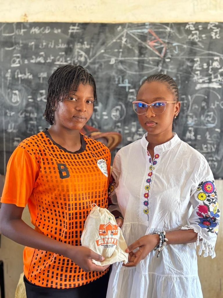Remise de kits de serviettes hygiéniques réutilisables aux élèves du lycée les Agnam